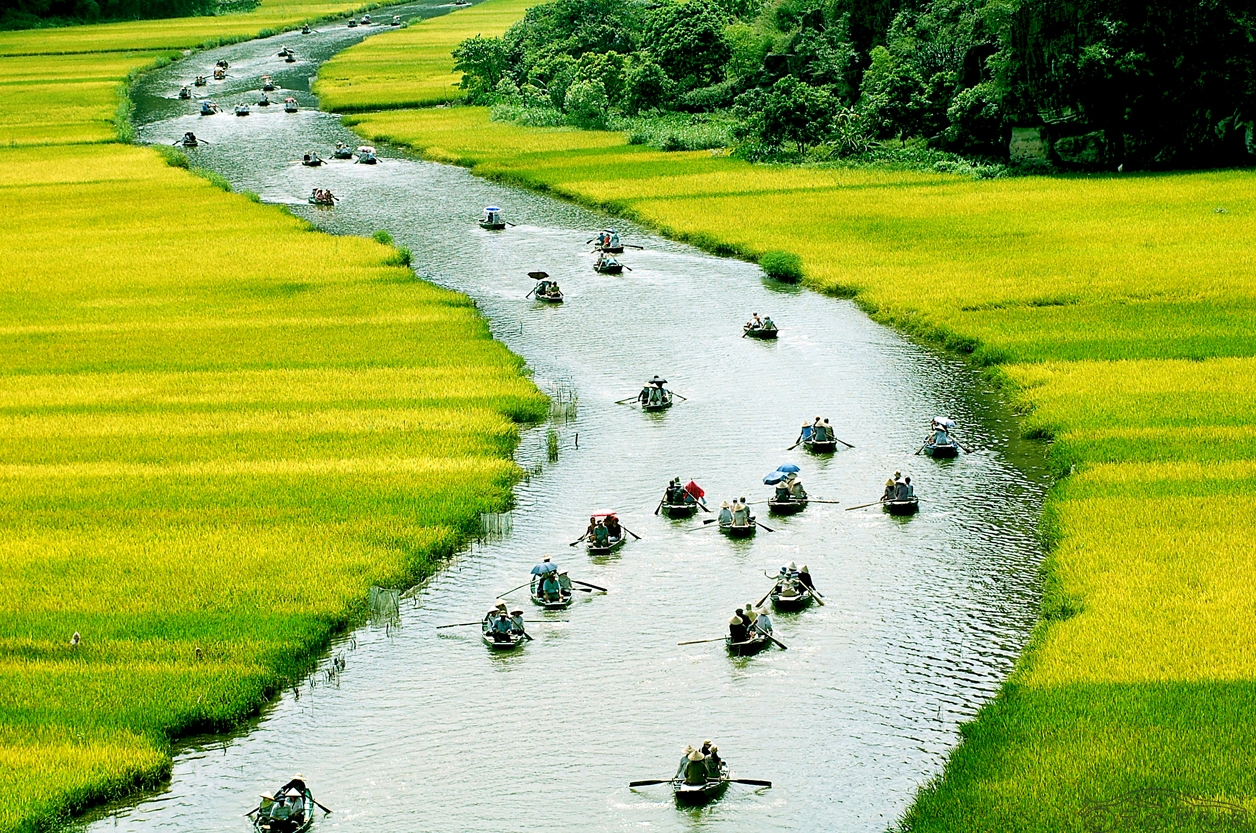 Trang An: Trang An là một trong những điểm đến nổi tiếng ở Ninh Bình, nơi được UNESCO công nhận là di sản văn hóa và thiên nhiên thế giới. Khám phá Trang An, bạn sẽ được chiêm ngưỡng những khe núi đá vôi hùng vỹ, các hang động cùng hệ thống suối, sông liền kề nhau tạo nên một bức tranh thiên nhiên tuyệt đẹp.